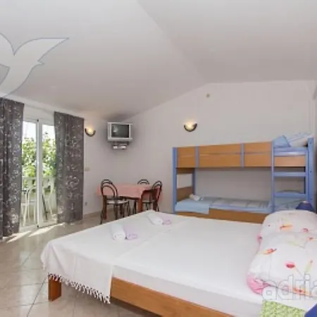 Nada - 11 Appartement Duće